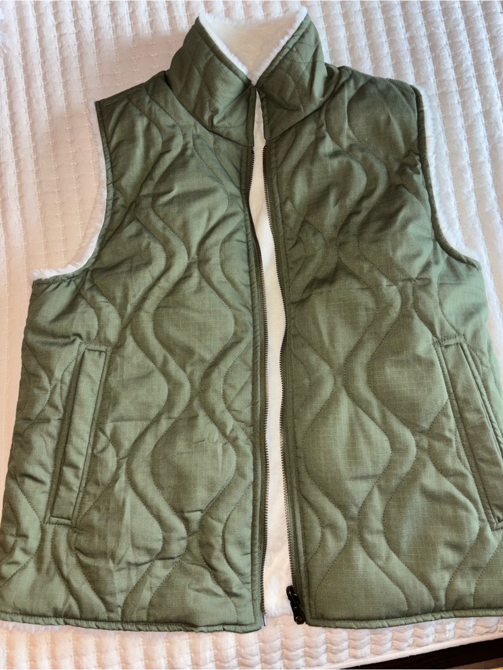 BKE quilted green reversible vest medium